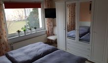 Das kleine Schlafzimmer mit TV