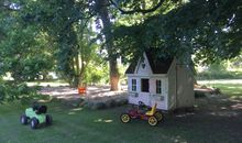 Der Spielplatz mit großem Sandkasten und Rutsche