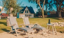 Ferienhaus Welle - Blick vom Sitzplatz am Wasser zum Haus