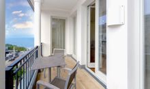 Balkon mit seitlichem Meerblick