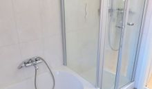 Vollbad mit Badewanne, Dusche und WC