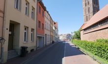 Außenansicht Grüne Straße, links das rote Gebäude