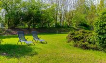 Terrasse mit Strandkorb & Gartenmöbeln