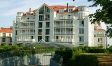 Terrasse mit Gartenmöbel und Grill