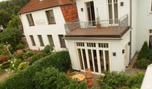 Die möblierte Terrasse mit Blick in Richtung Ostsee