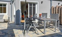 überdachte Terrasse mit Gartenmöbeln & Strandkorb