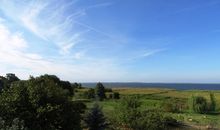 Küchenzeile mit Essbereich und Zugang zum Balkon