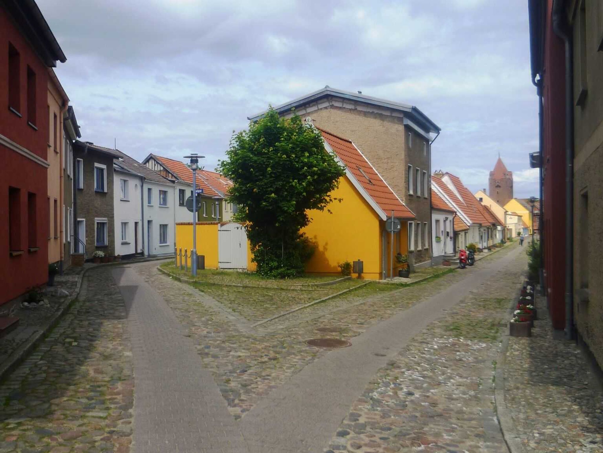 Kinderspielplatz auf dem umzäunten Grundstück