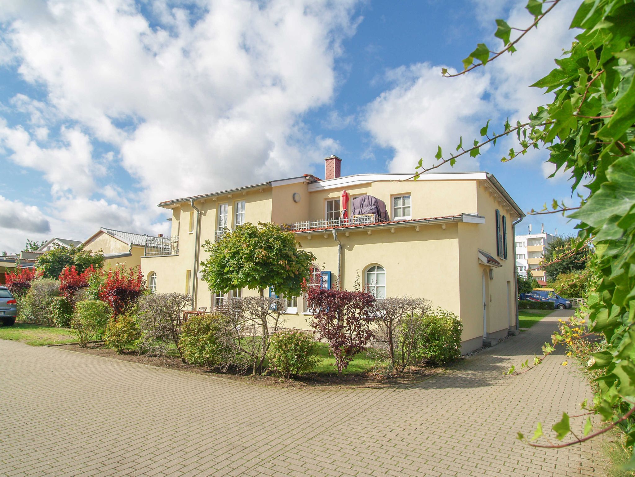 Der Wohnbereich mit gemütlicher Couchgarnitur, Essecke und Zugang zur Terrasse