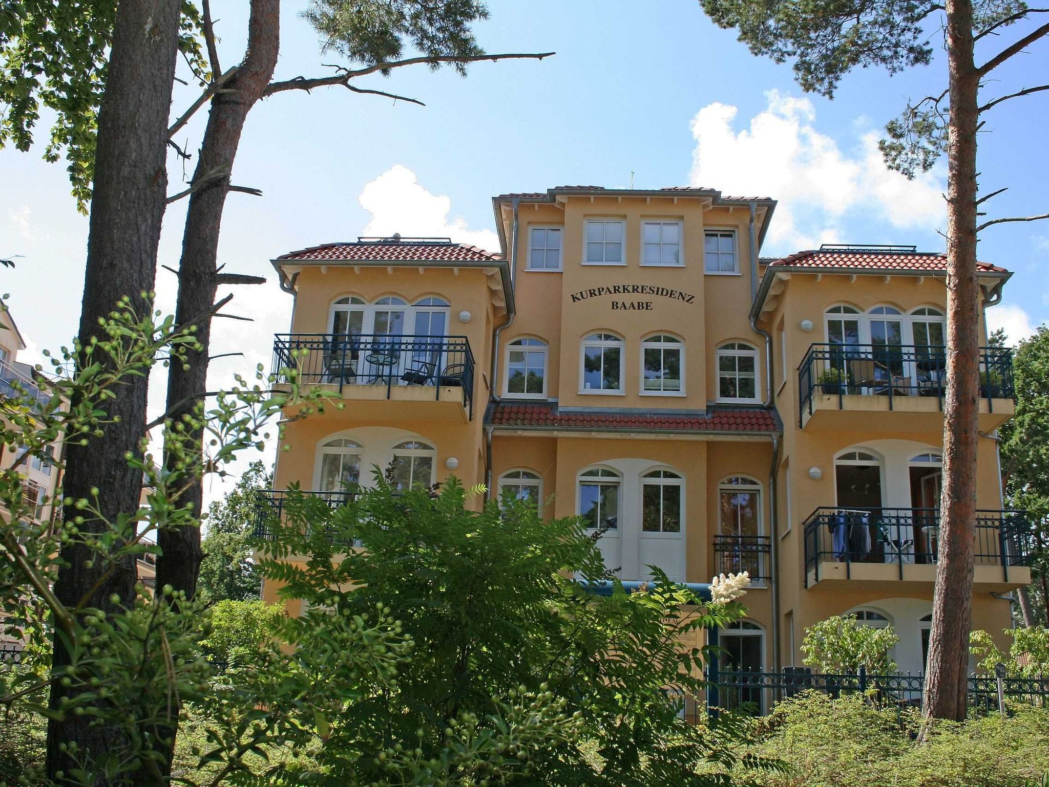 Wohnzimmer mit Essbereich und Zugang zum Balkon