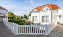 Der Wohnbereich mit Zugang zum großen möblierten Balkon mit Meerblick