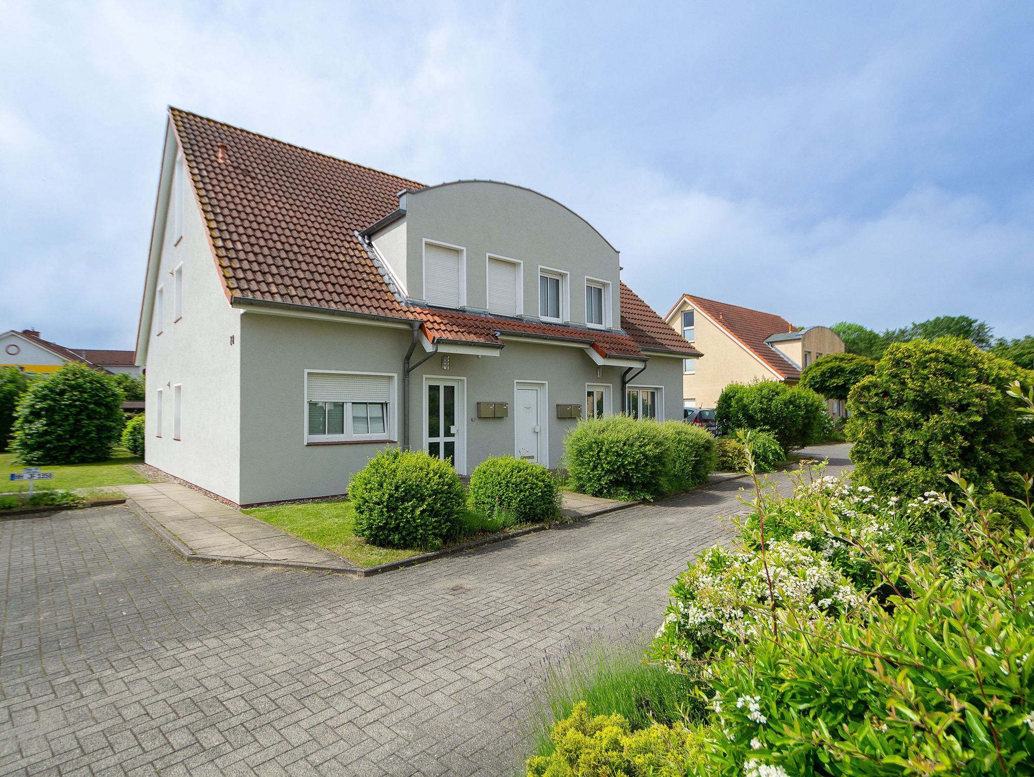 Wohnzimmer mit Zugang zum Balkon