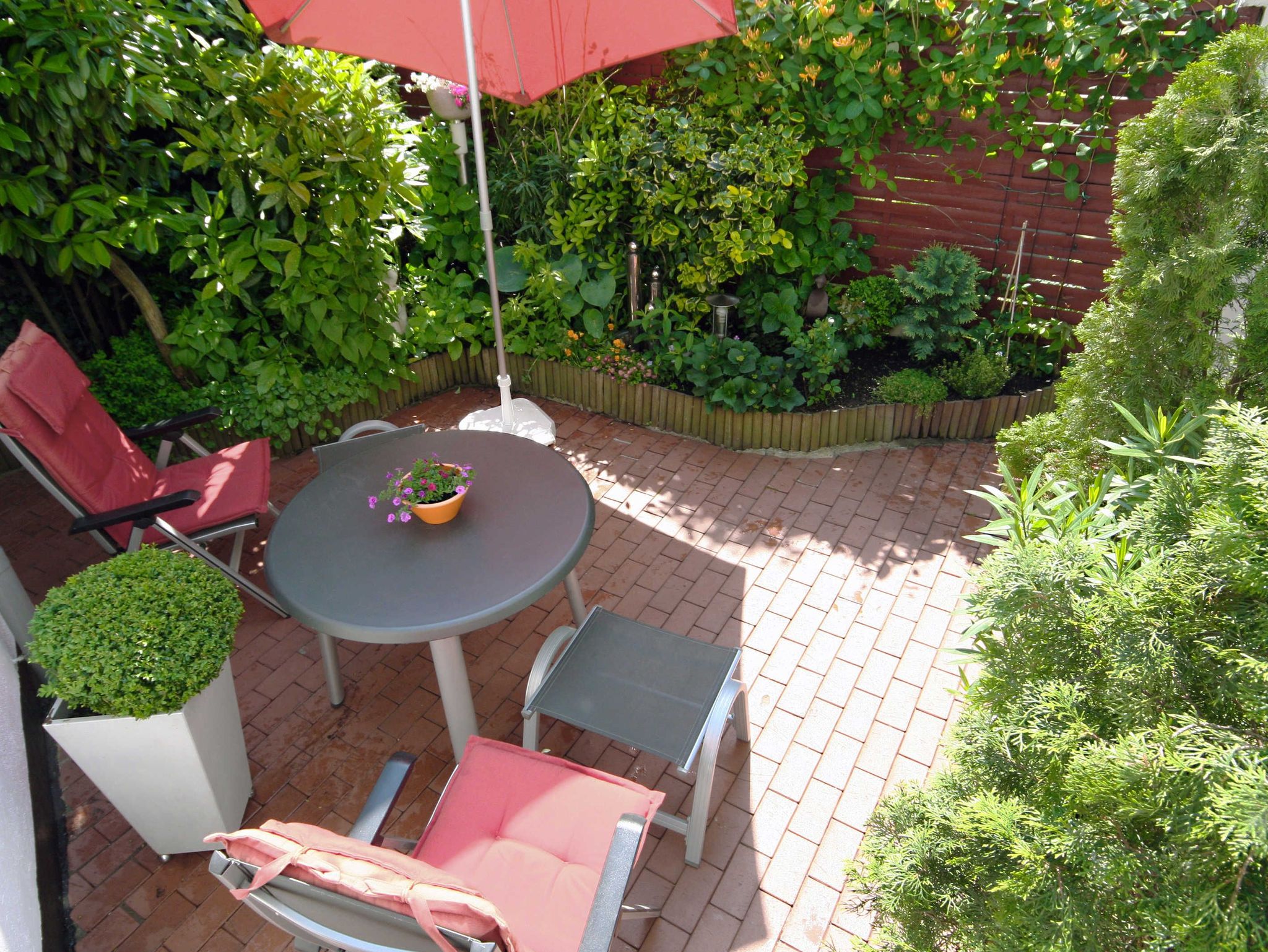 Dachterrasse mit Sitzmöglichkeiten und Strandkorb