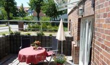 Überdachte Terrasse mit Gartenmöbeln