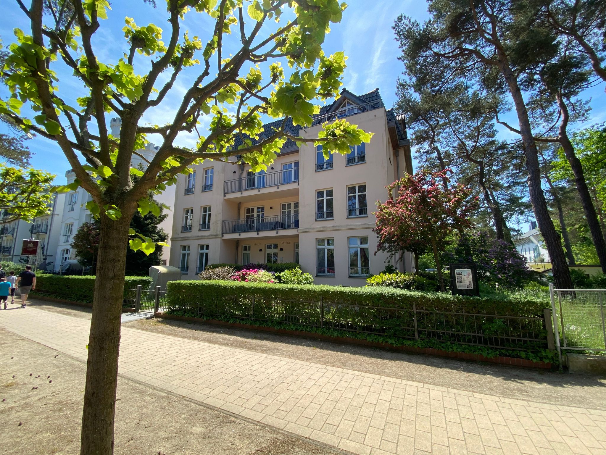 Wohnzimmer mit Zugang zum Balkon