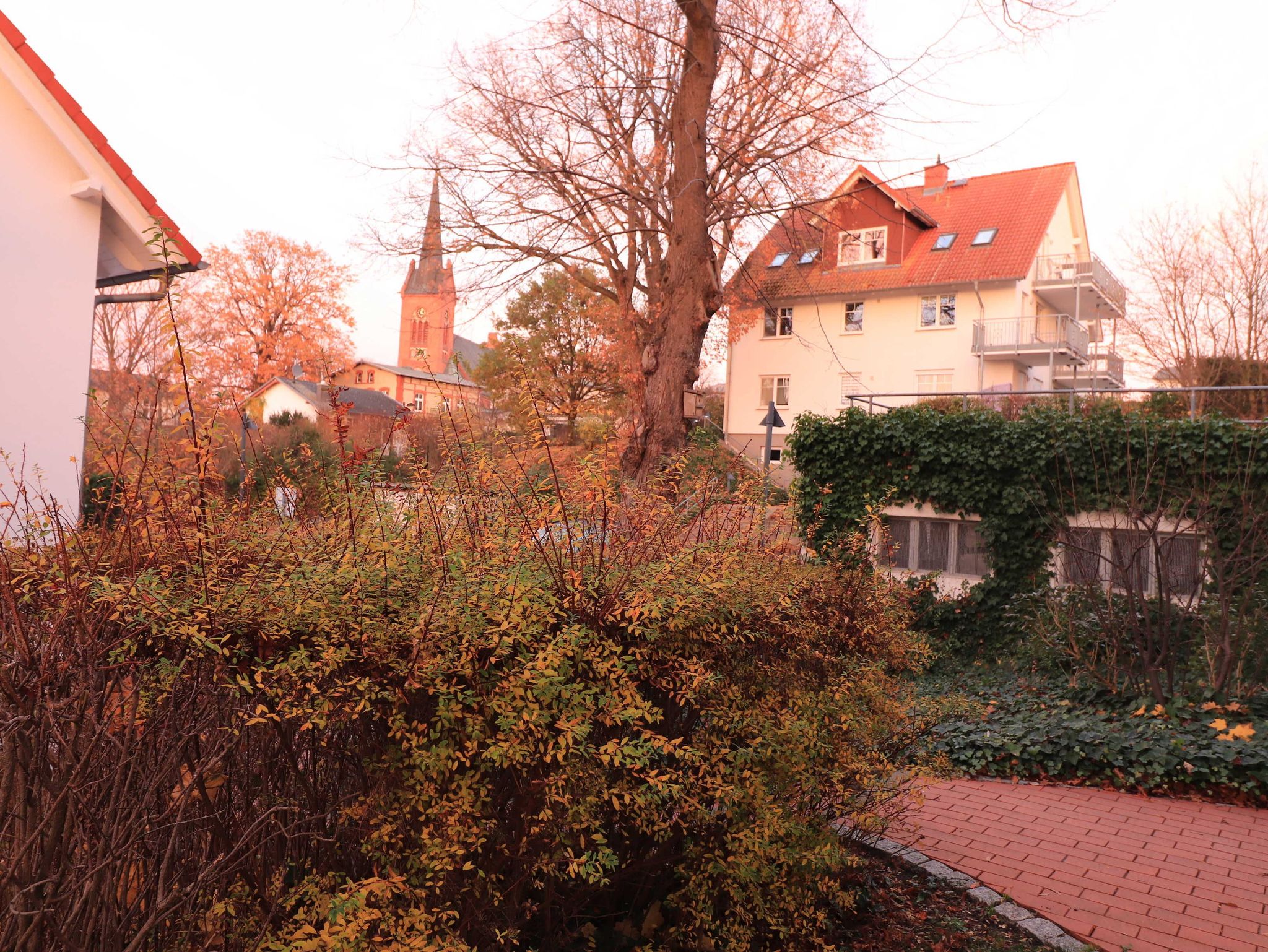 Der Wohnbereich mit Couchgarnitur, Sitzecke und Küchenzeile