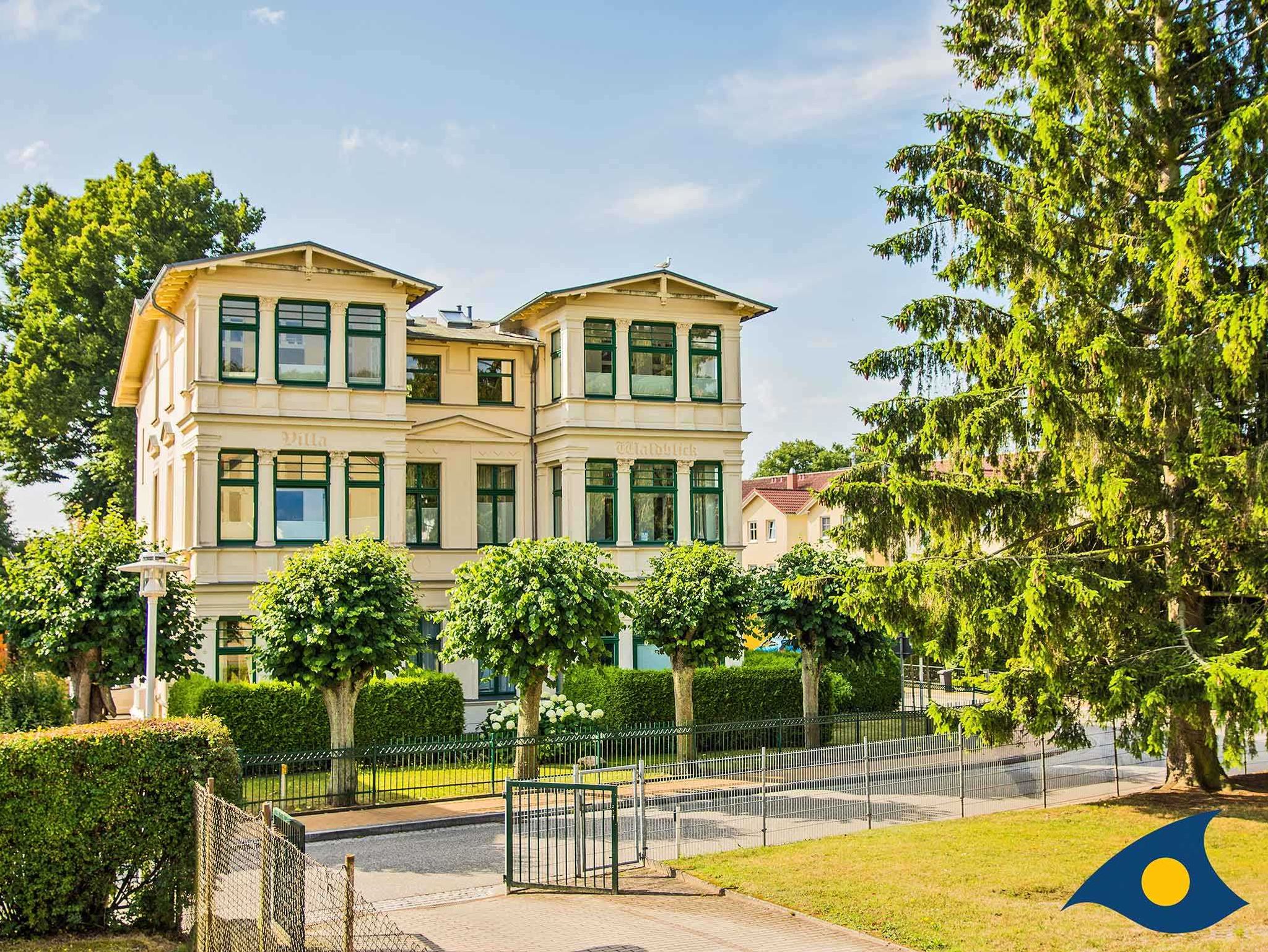 Wohnzimmer mit Zugang zur Loggia