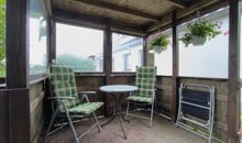 Überdachte Terrasse mit Gartenmöbeln