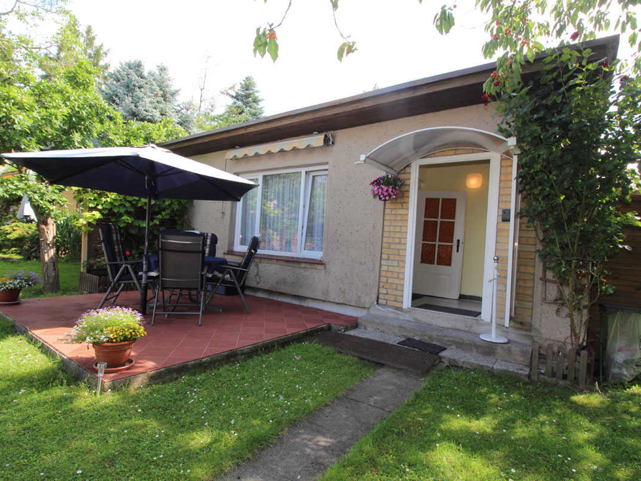 Ferienwohnung mit Sitzecke hinter dem Haus