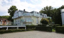 bestuhlter Balkon mit Blick ins Grüne