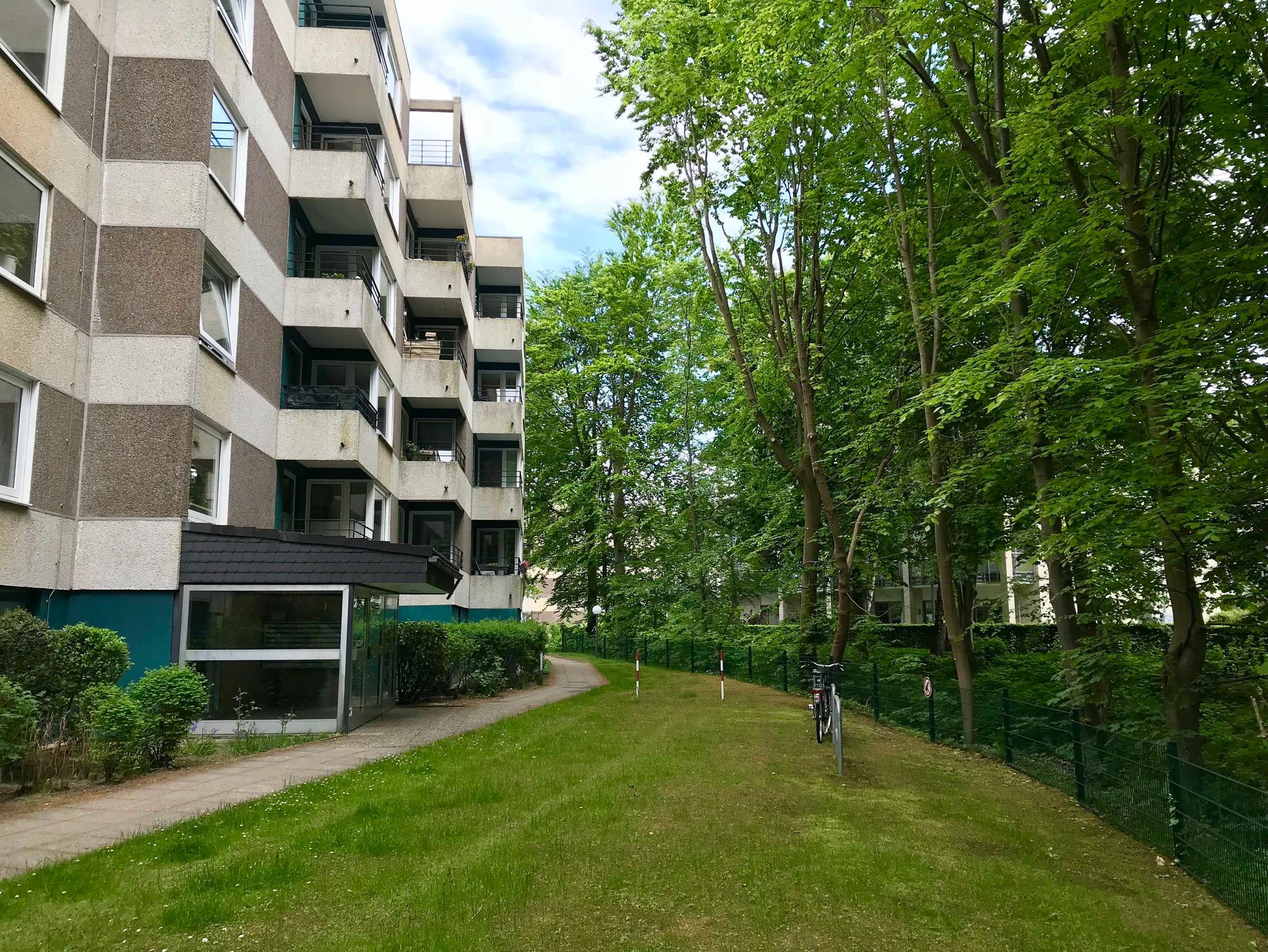 Der Parkplatz für Ihr Auto befindet sich vor dem Haus auf unserem Grundstück.