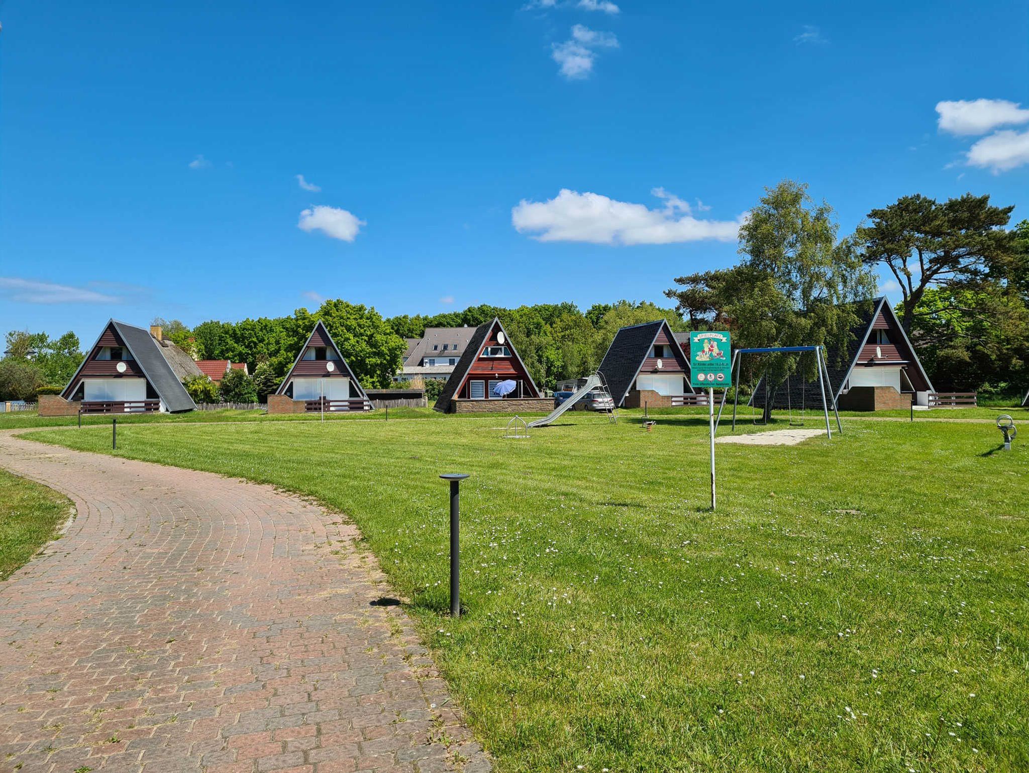 Auf der großen Liegewiese können mit Ihren Kindern spielen oder auch nur die Sonne genießen.