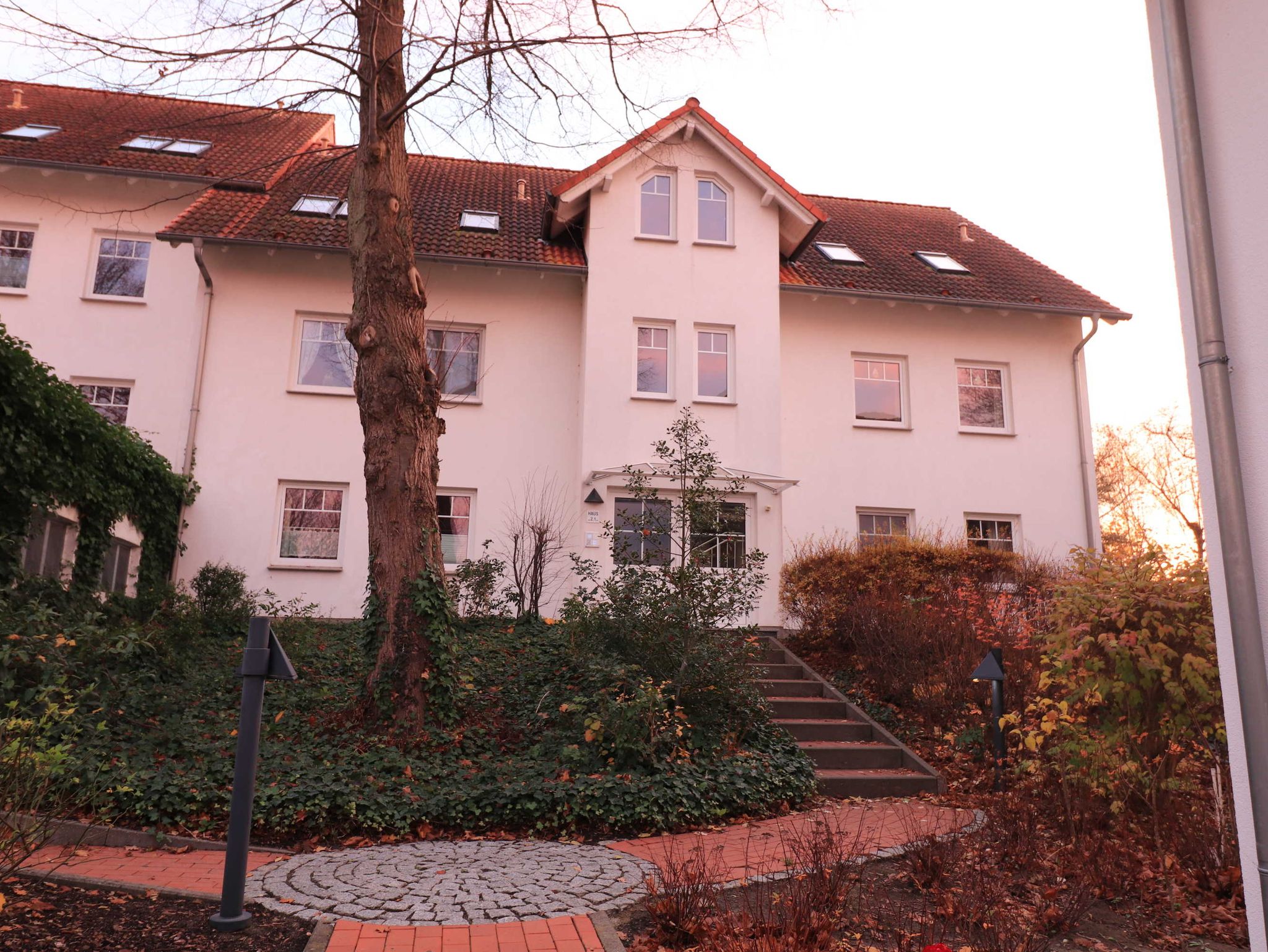 Von der Küche aus können Sie gemütlich den Sonnenaufgang unter der überdachten Terrasse genießen.