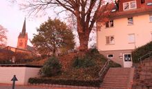 Unser Ferienhaus mit überdachter Terrasse .