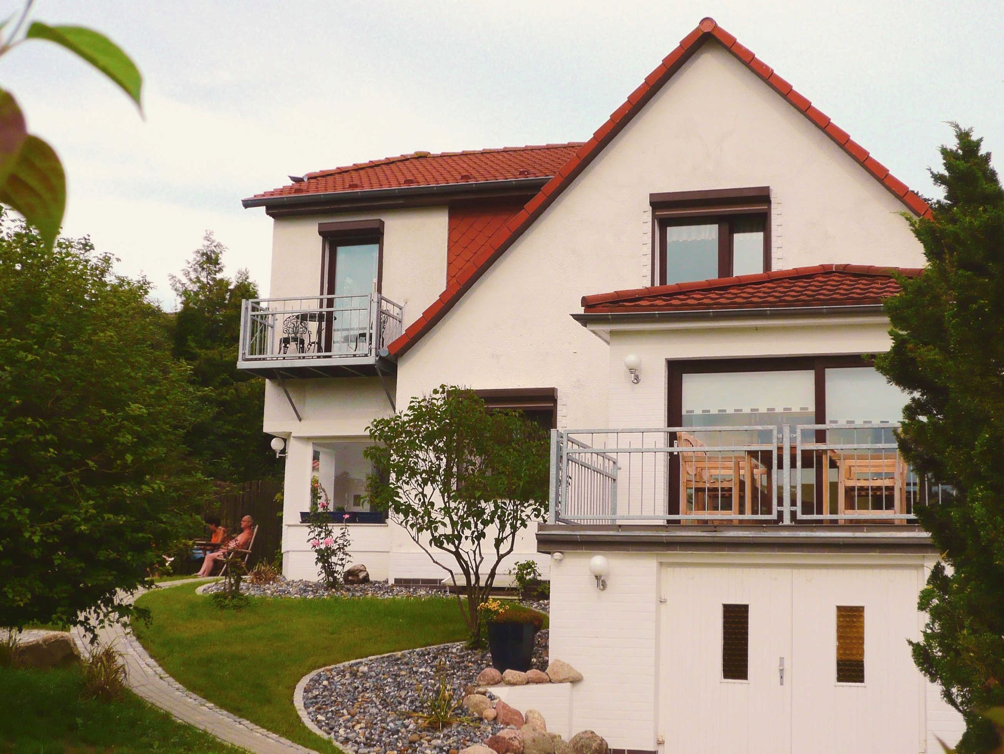 Hausansicht mit Blick auf die Terrasse und den Garten