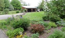 Innenhof mit Garten, mit möblierter Terrasse