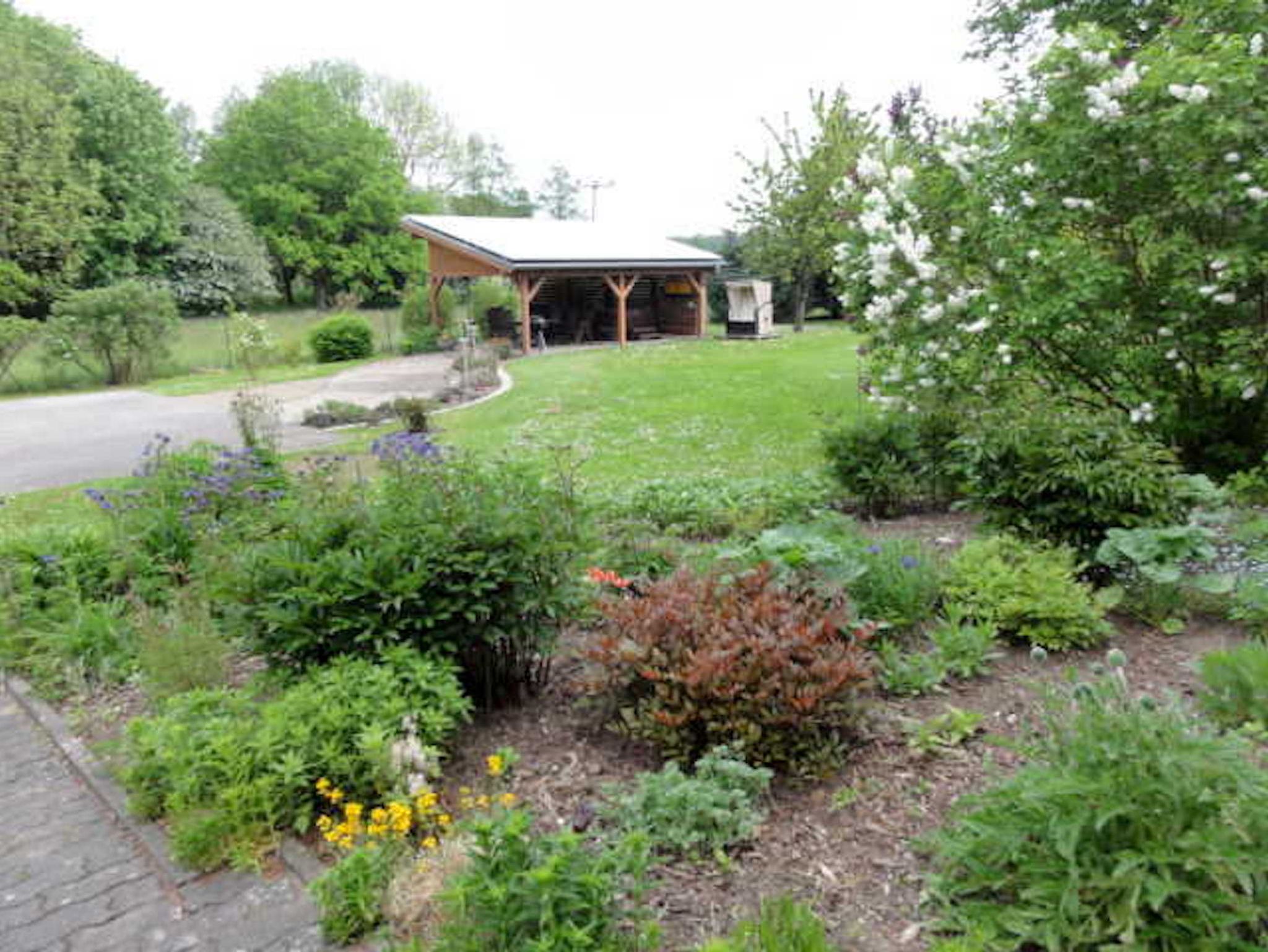 Innenhof mit Garten, mit möblierter Terrasse