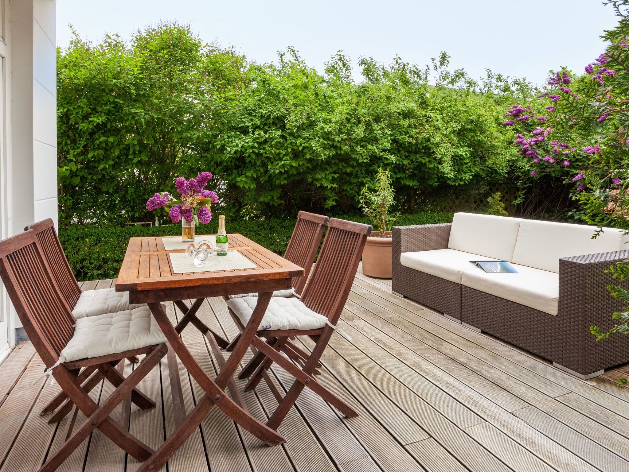 Terrasse mit Gartenmöbeln & Strandkorb