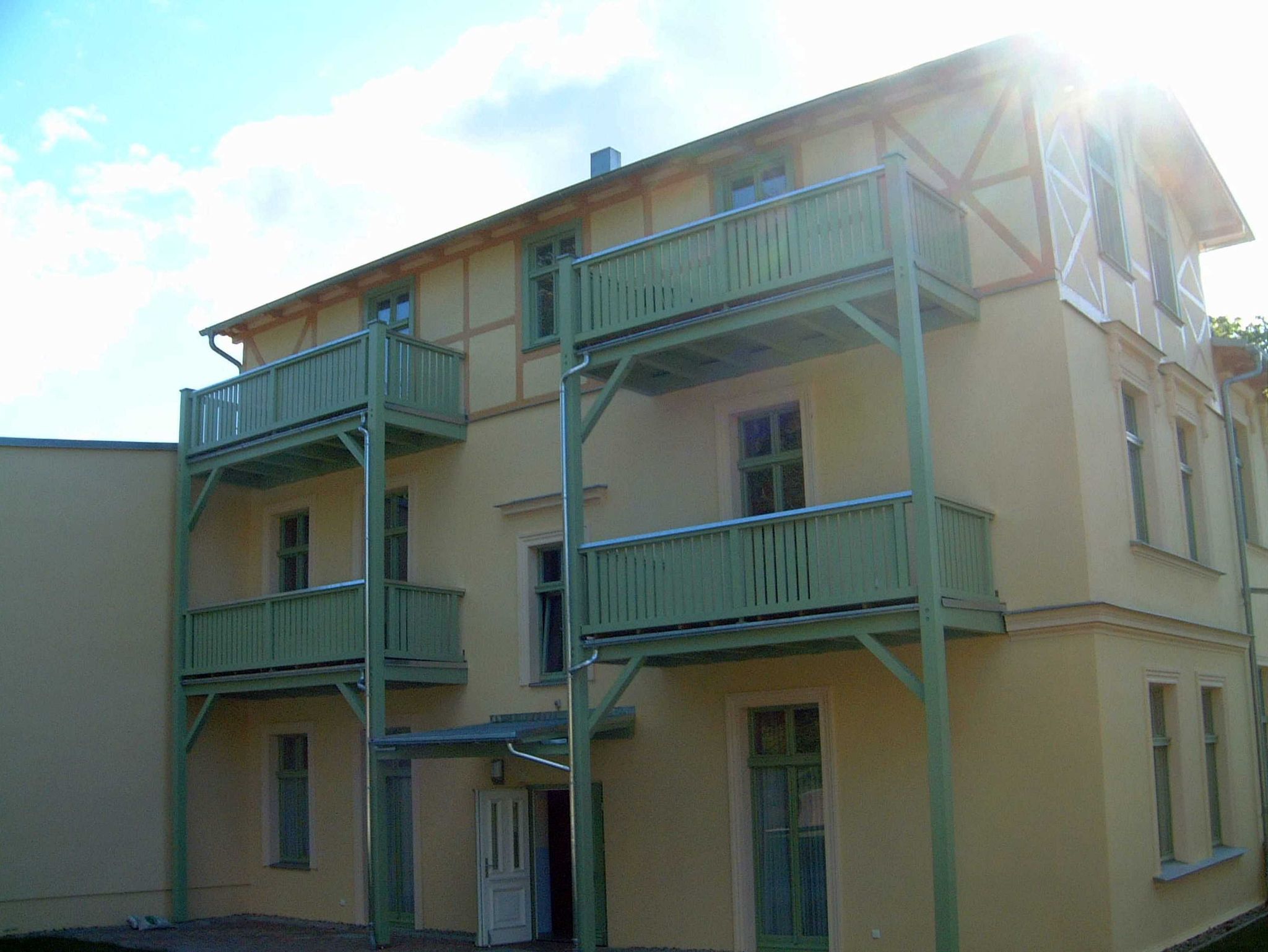 Haus mit Balkon und Terrasse