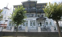 Schlafzimmer mit Doppelbett und Zugang zum Balkon