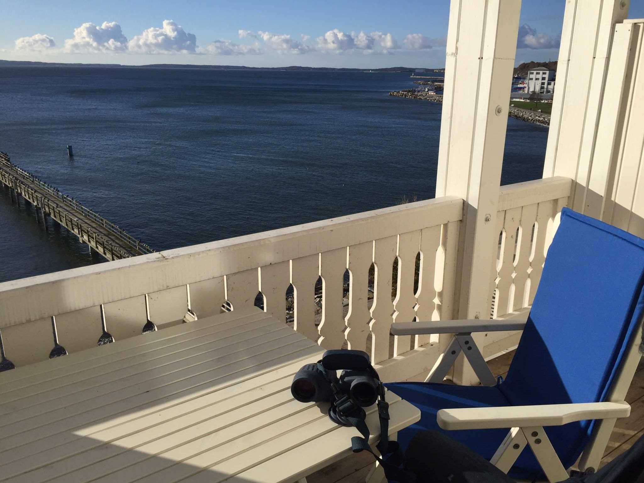 bestuhlter Balkon mit Blick ins Grüne