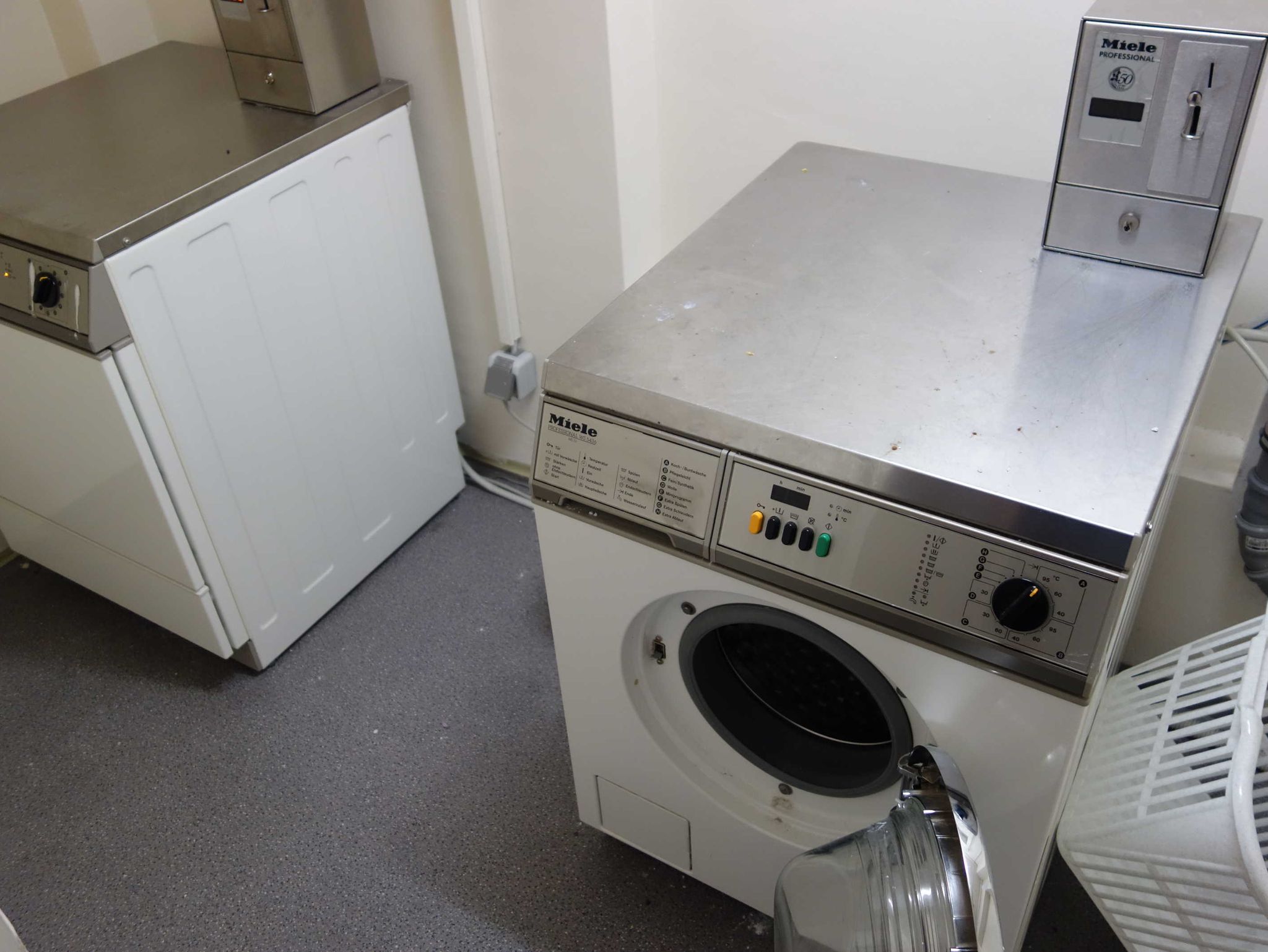 Waschmaschine und Trockner für alle Gäste nutzbar