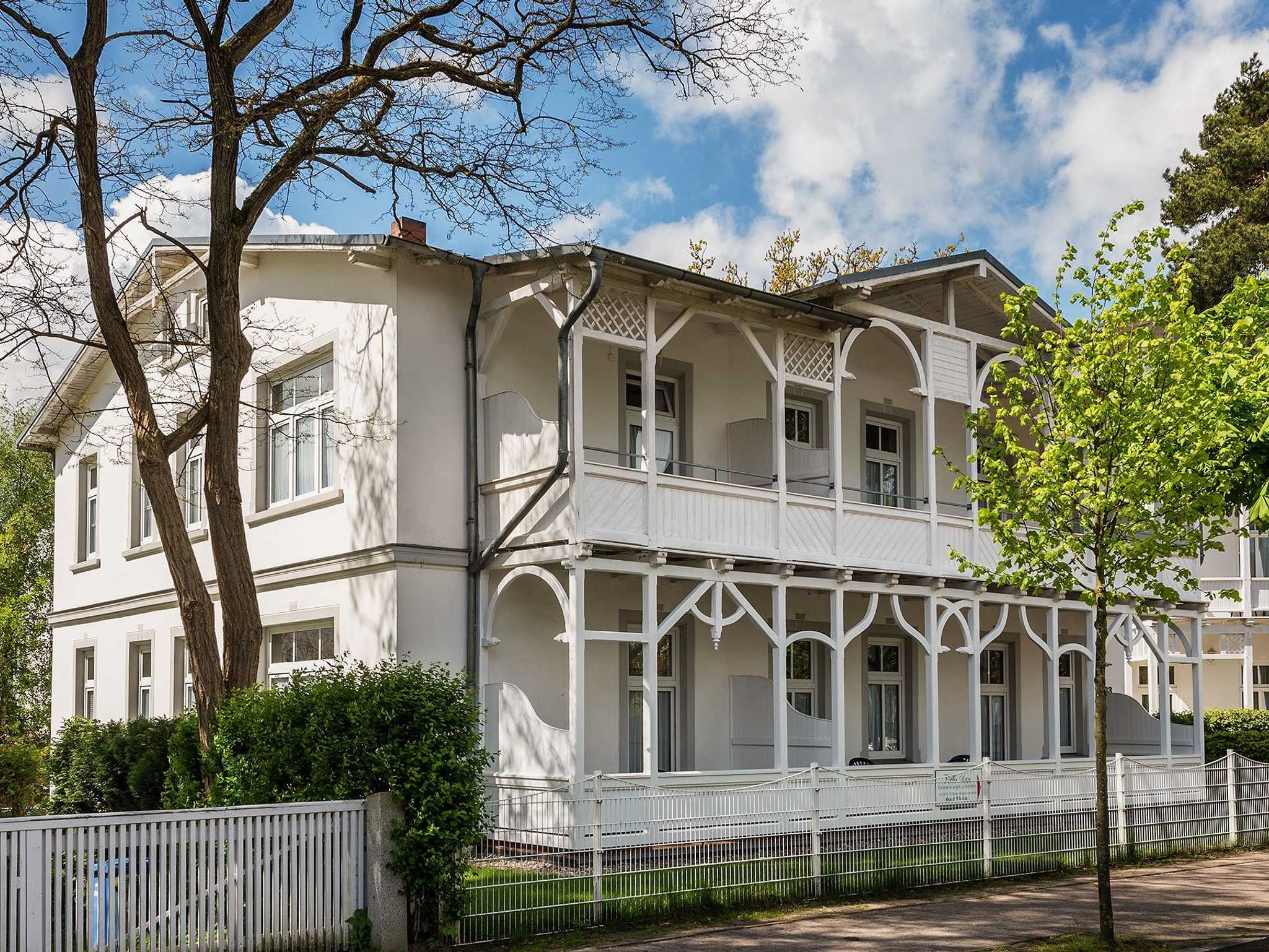 bestuhlter Balkon in ruhiger Lage