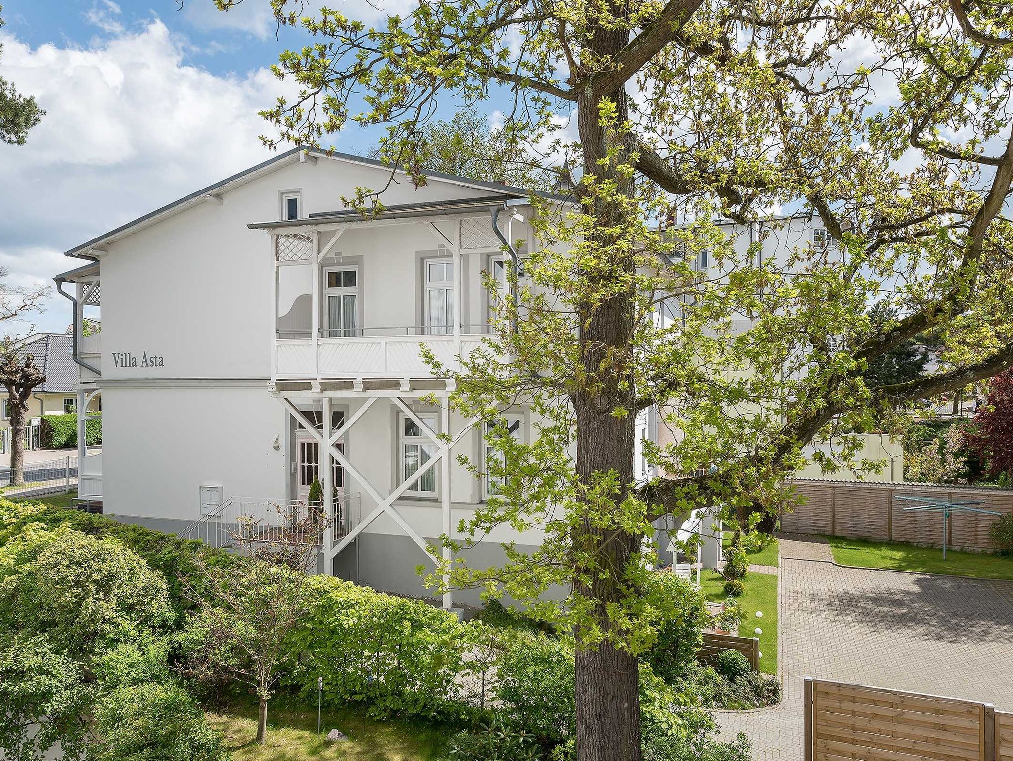 bestuhlter Balkon mit Blick ins Grüne