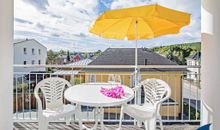 bestuhlter Balkon mit Blick ins Wohnzimmer