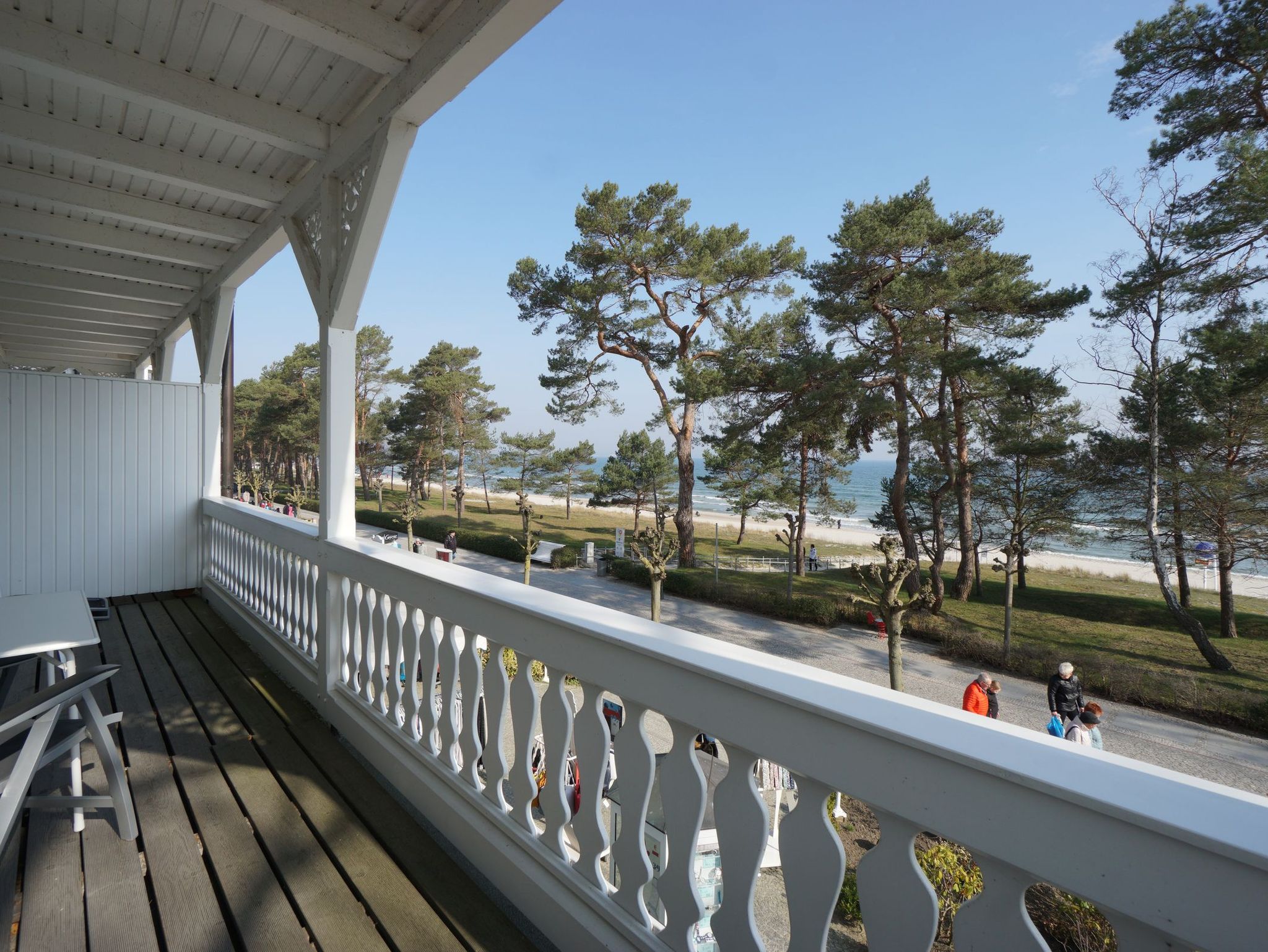 Wohnzimmer mit ZUgang zum Balkon