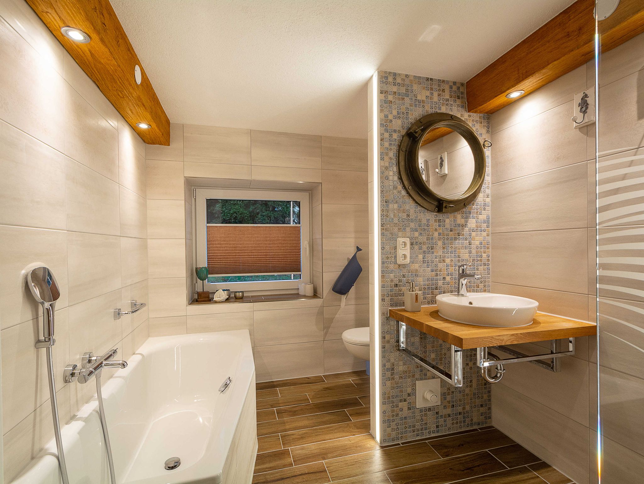 Das neue moderne Bad mit Badewanne und Regenwalddusche
