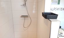 Bodengleiche, geflieste Walk-In Dusche mit Duschrinne