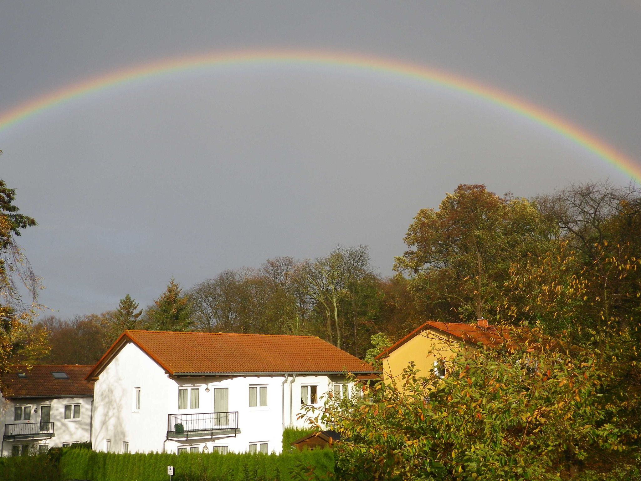 Bodengleiche, geflieste Walk-In Dusche mit Duschrinne