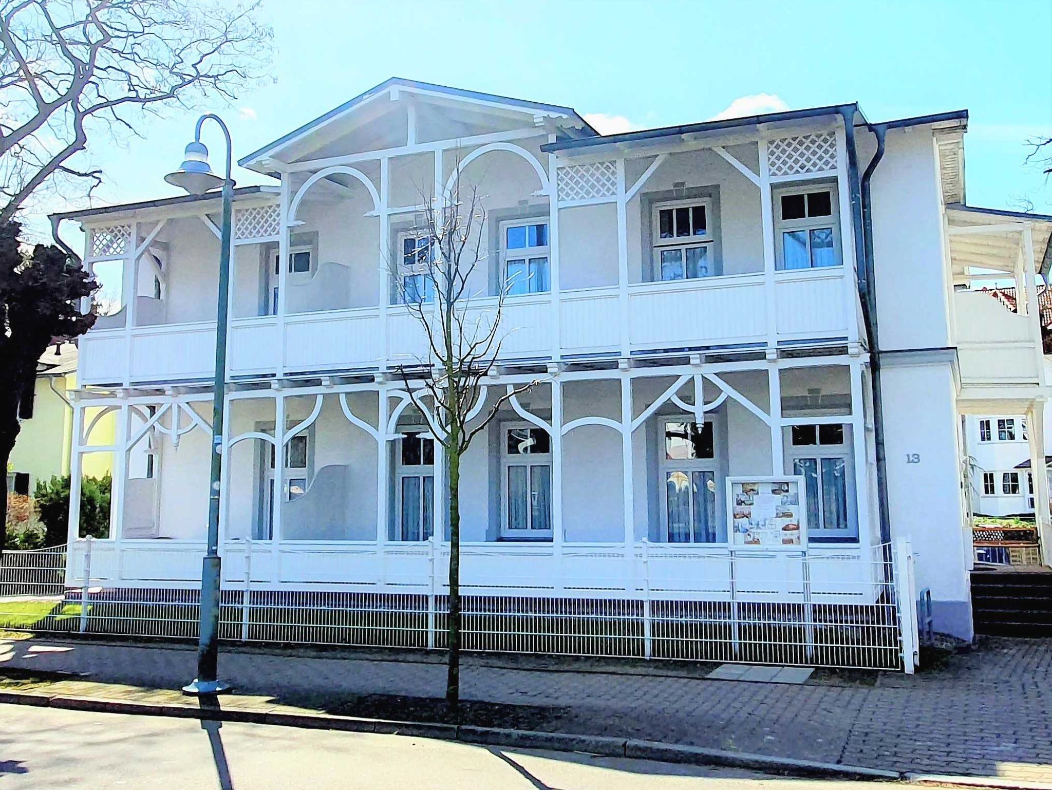 Zweites Schlafzimmer mit zwei Einzelbetten, großem Fenster zum Garten, Fliesenboden