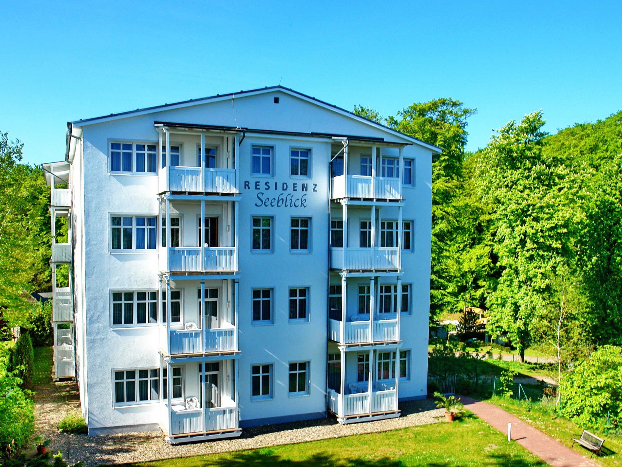 Schön angelegter Garten, Terrasse mit Markise