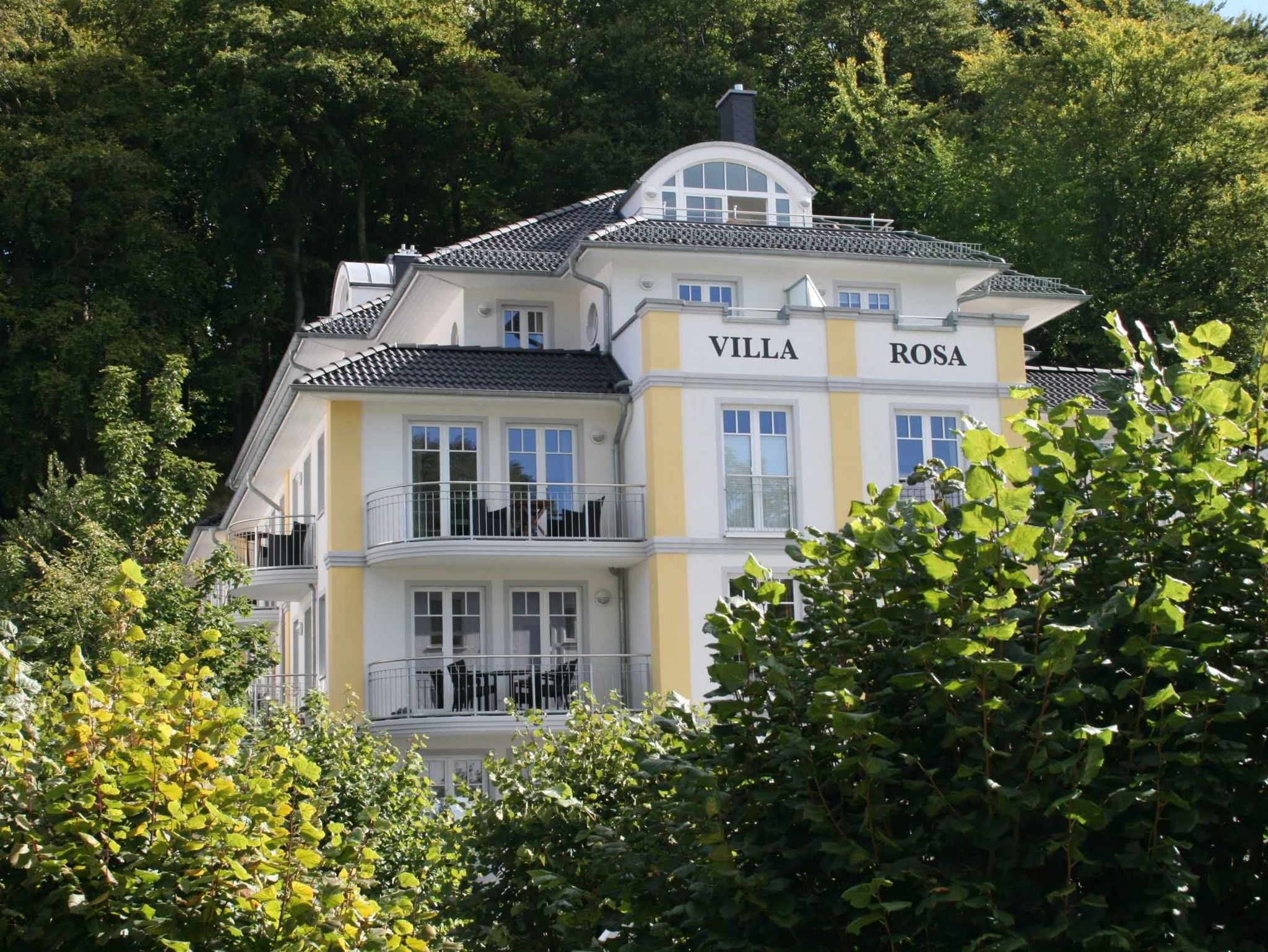 seitlicher Blick zur Villa Rosa