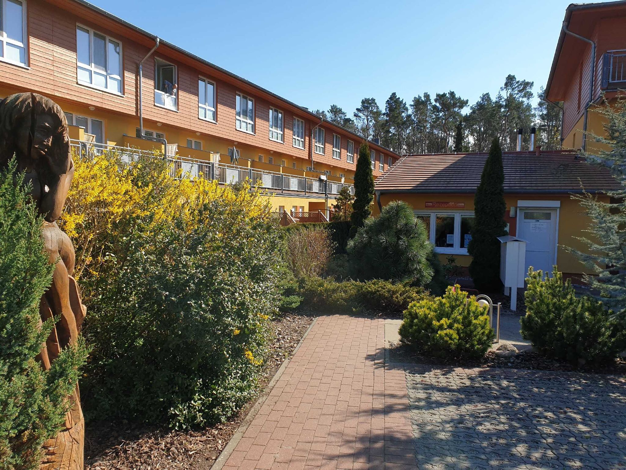 bestuhlte Terrasse mit Strandkorb