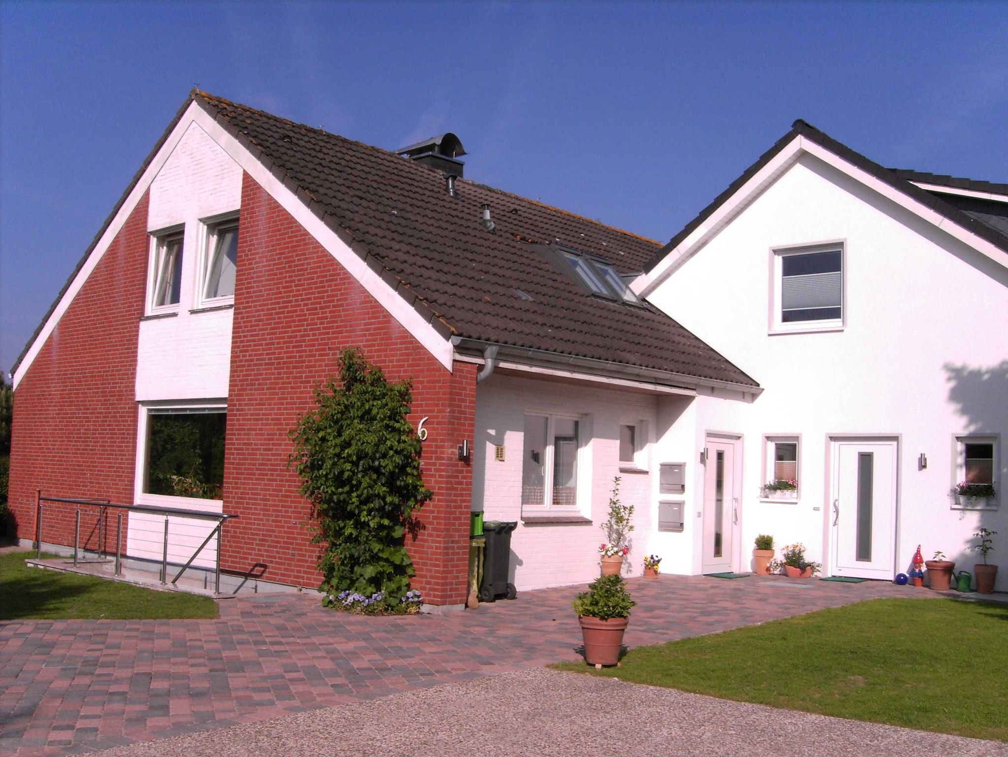 Außenansicht mit Terrasse und Balkon