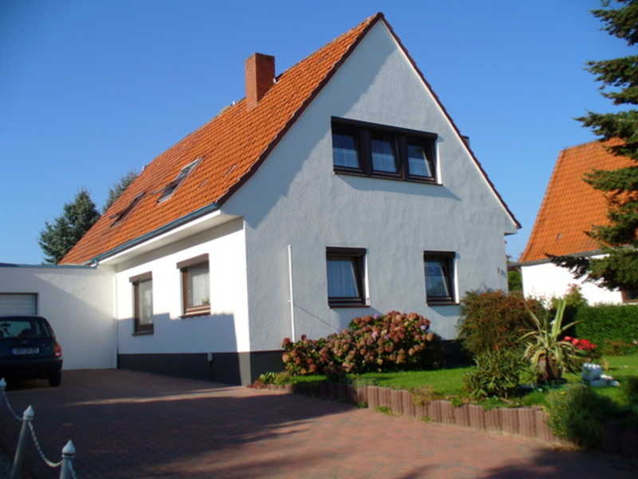 NordOst Ansicht des Ferienhauses Am Maiglöckchenberg 5 mit dem Büro von Ferienhaus Vrantny im EG.