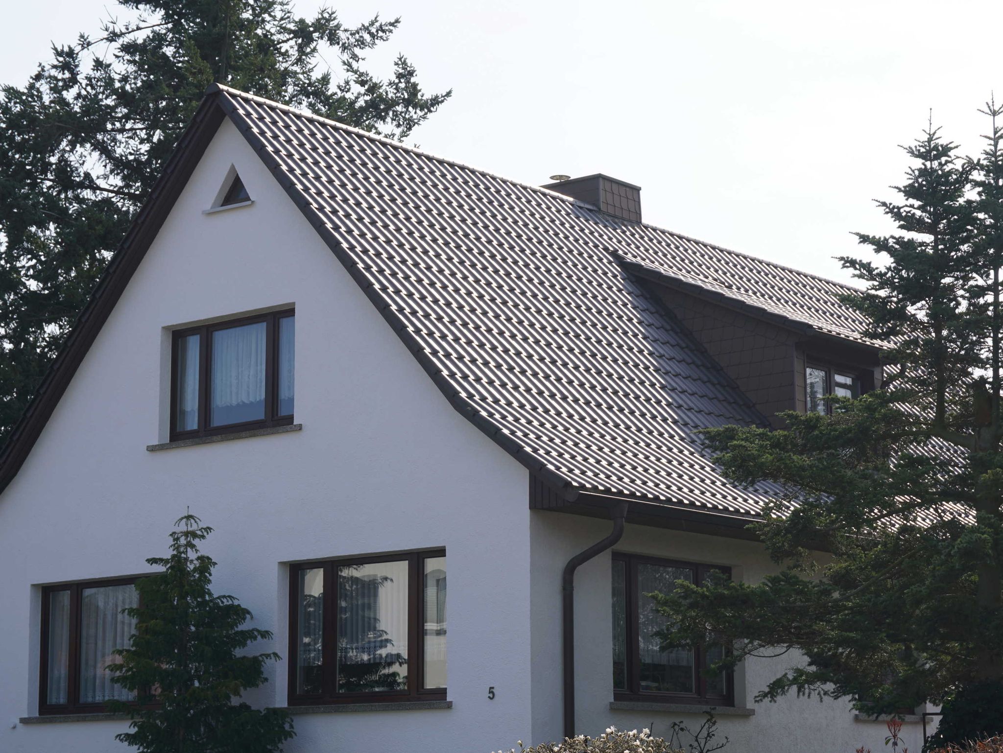 SüdWest Ansicht des Ferienhauses Am Maiglöckchenberg 5 mit dem Büro von Ferienhaus Vrantny im EG.